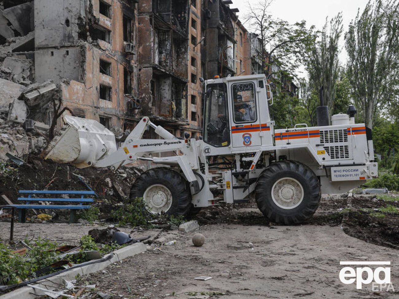 Оккупанты сносят разрушенные дома в Мариуполе