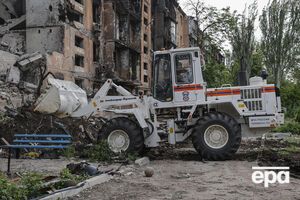 Оккупанты сносят разрушенные дома в Мариуполе