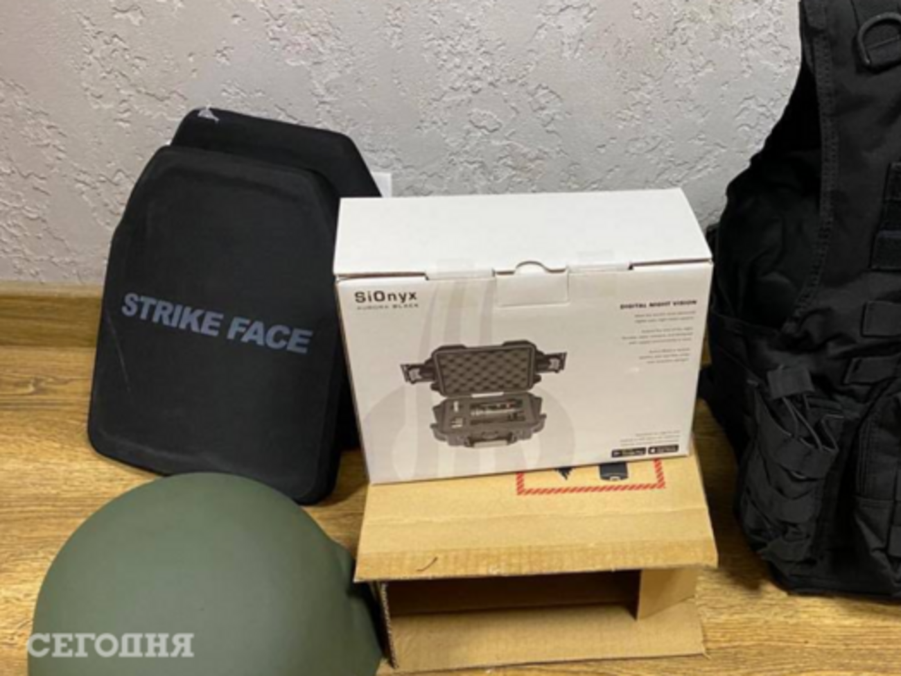 Силантьев передал медикам 15 комплектов амуниции из бронежилета и каски