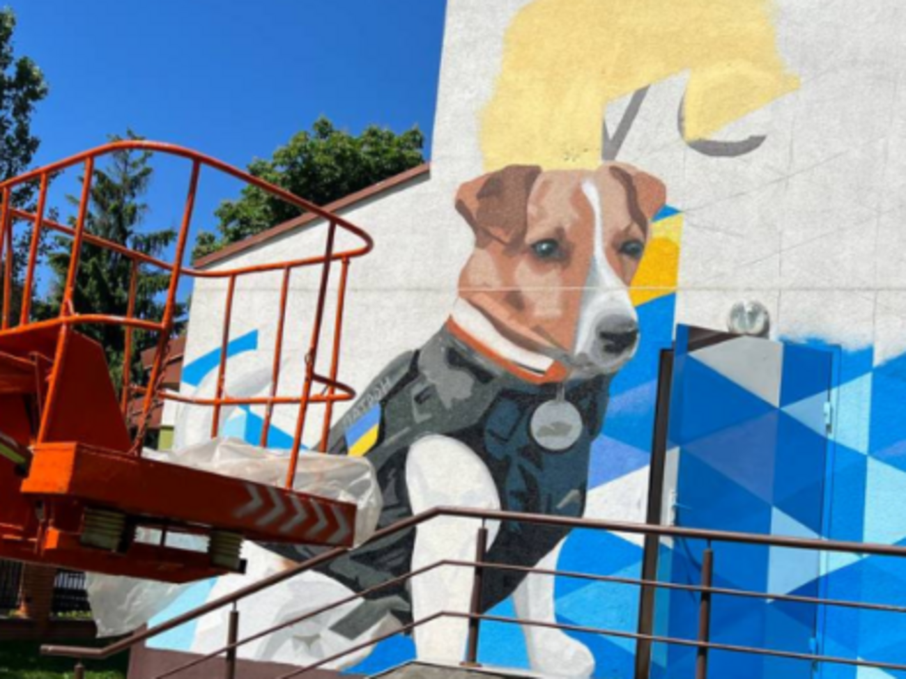 Патрону посвящают картины не только в интернете, но и на стенах городов