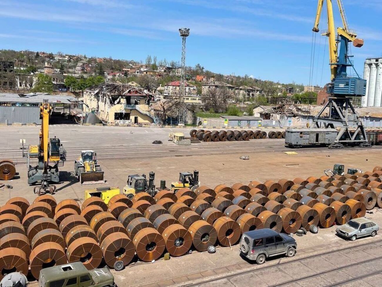 31 мая оккупанты "ДНР" отчитались об отправке в РФ первого судна с украденным украинским металлом