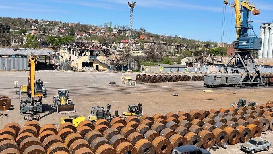 31 мая оккупанты "ДНР" отчитались об отправке в РФ первого судна с украденным украинским металлом