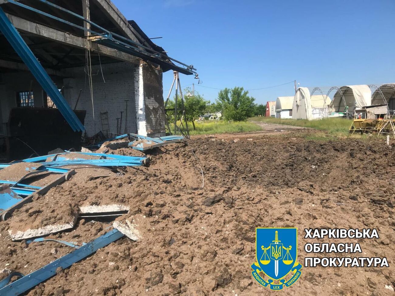 Россияне повредили несколько ангаров и самолеты гражданской авиации