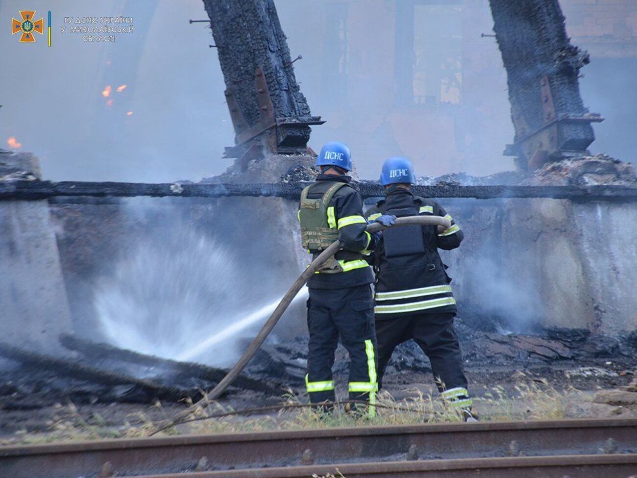 К борьбе с огнем привлекли 60 человек