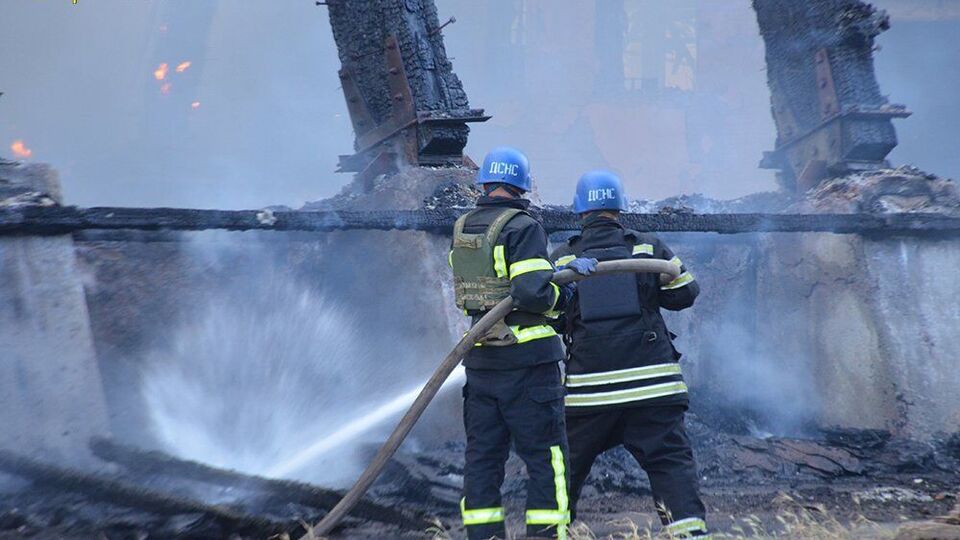 К борьбе с огнем привлекли 60 человек