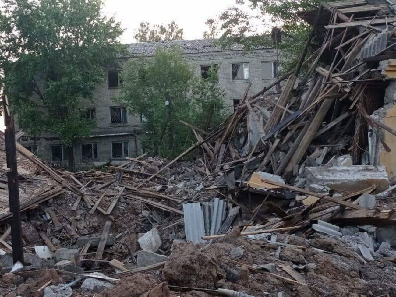 В ходе&nbsp;разбора завалов спасатели обнаружили в Дружковке и Краматорске тела женщины и мужчины, отметили в ГУ ГСЧС в Донецкой области