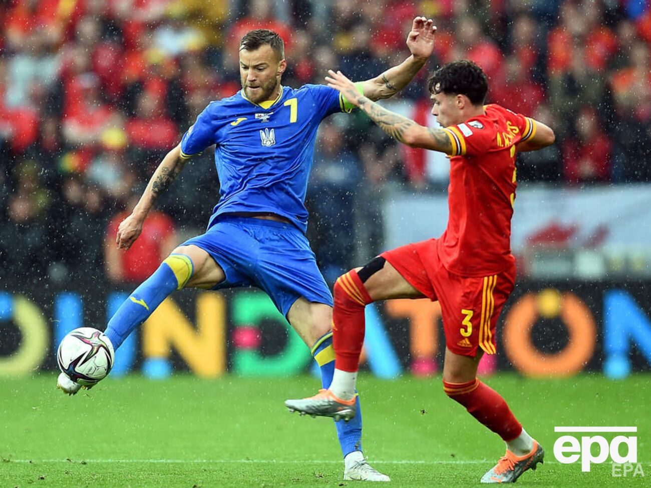 Ярмоленко (у синій формі) невдало зіграв головою