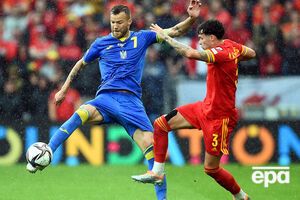 Ярмоленко (в синей форме) неудачно сыграл головой