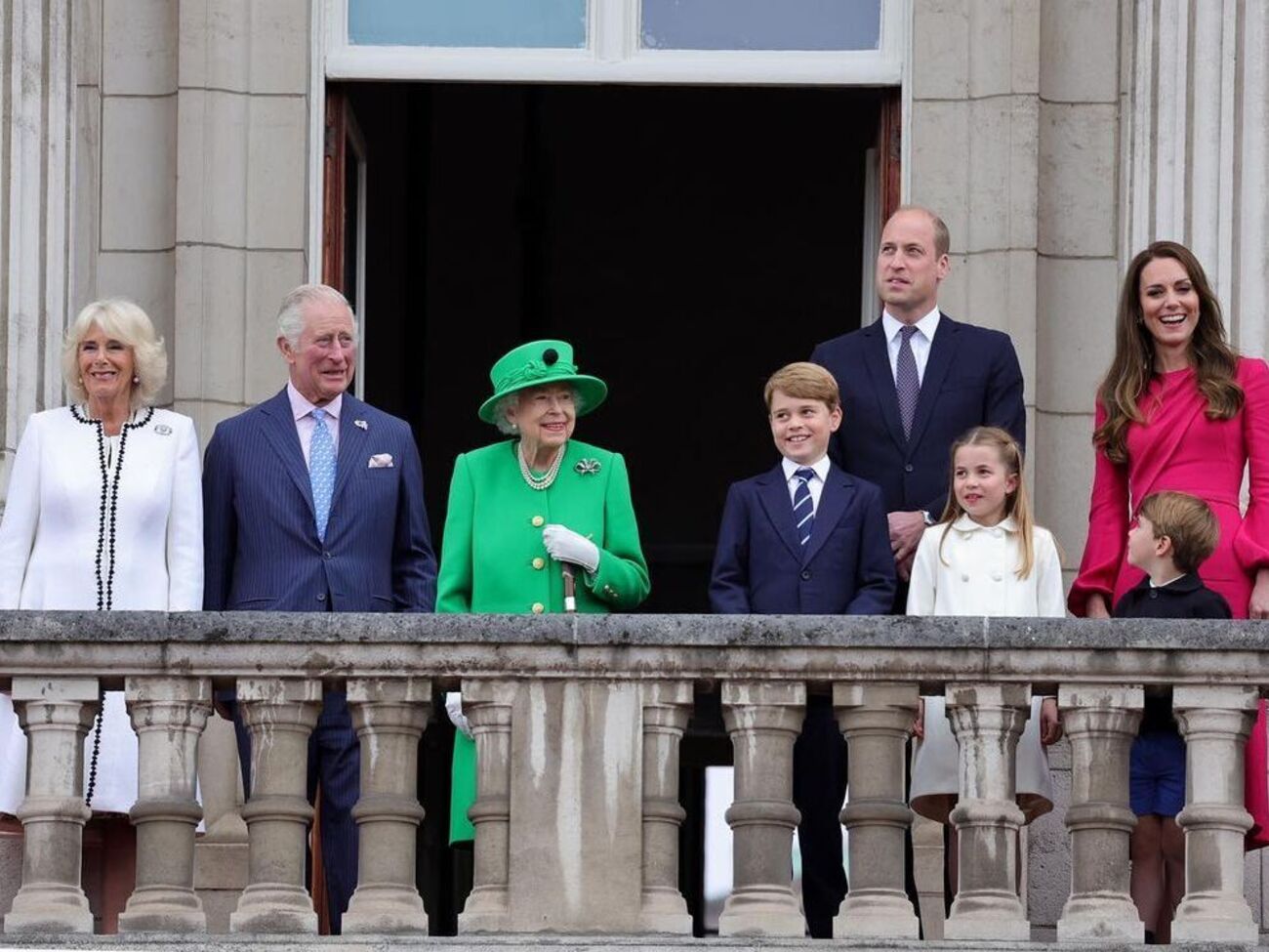 Після святкового концерту Єлизавета ІІ у супроводі членів королівської родини вийшла на балкон Букінгемського палацу