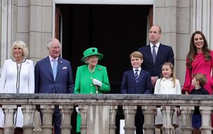 После праздничного концерта Елизавета II в сопровождении членов королевской семьи вышла на балкон Букингемского дворца