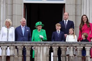 Після святкового концерту Єлизавета ІІ у супроводі членів королівської родини вийшла на балкон Букінгемського палацу