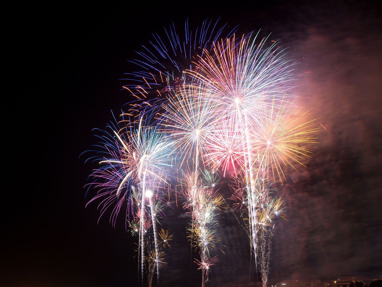 Кабмін України має врегулювати питання феєрверків і петард під час війни