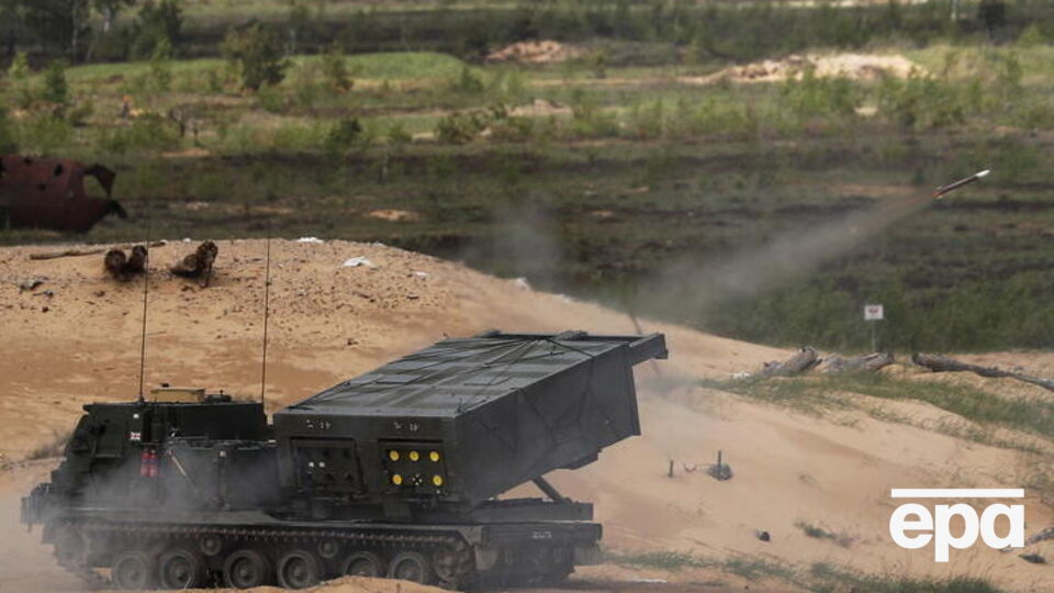 Британские MRLS (фото сделано во время учений Summer Shield 2022) помогут Украине защититься от дальнобойной артиллерии, которую РФ "использует без разбора", сказал Уоллес