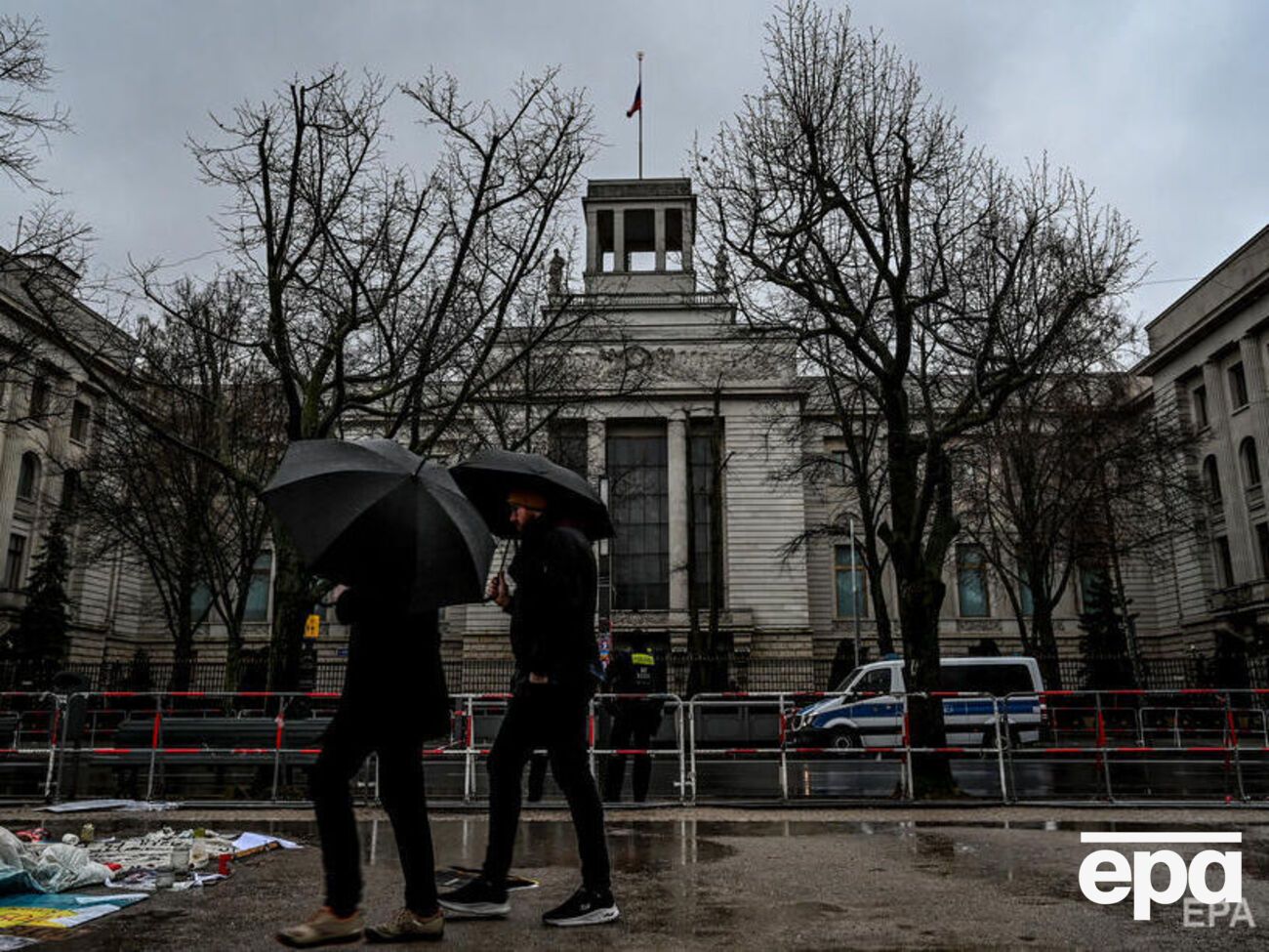 На даху посольства РФ у Берліні встановлено антену, яку можуть використовувати для збору інформації, пише Bild