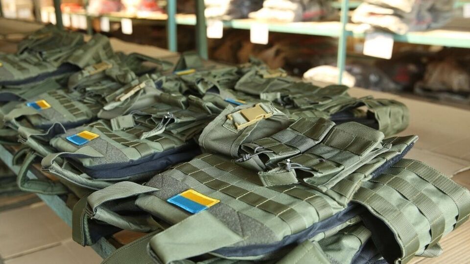 Компанія передає засоби захисту колегам на передову