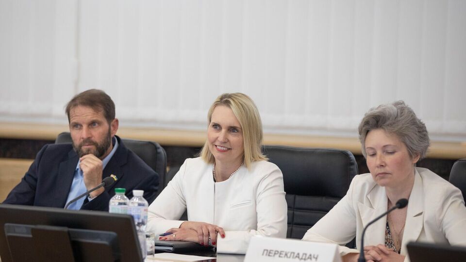 Брінк (у центрі) зазначила, що ДПСУ, Нацгвардія та Нацполіція виявили "справжній героїзм у найжахливіших умовах"