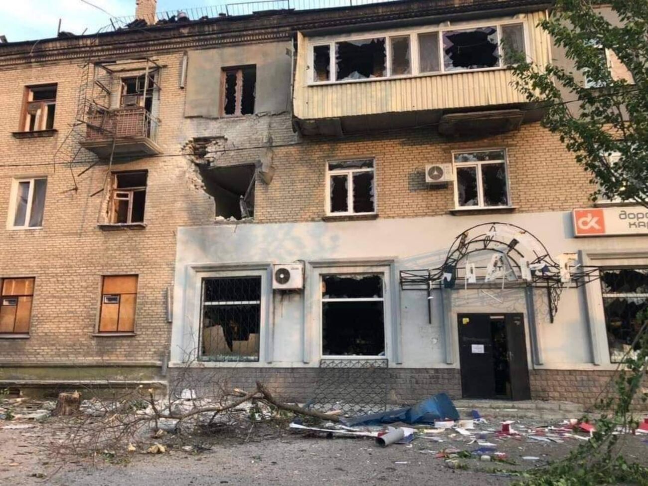 В результате обстрелов за день в городах Луганской области разрушены десятки домов