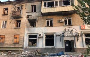 В результате обстрелов за день в городах Луганской области разрушены десятки домов