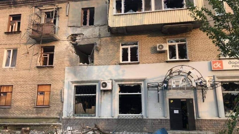 Унаслідок обстрілів упродовж дня у містах Луганської області зруйновано десятки будинків