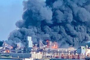 Унаслідок обстрілів у Миколаєві 4 червня спалахнув великий зерновий термінал