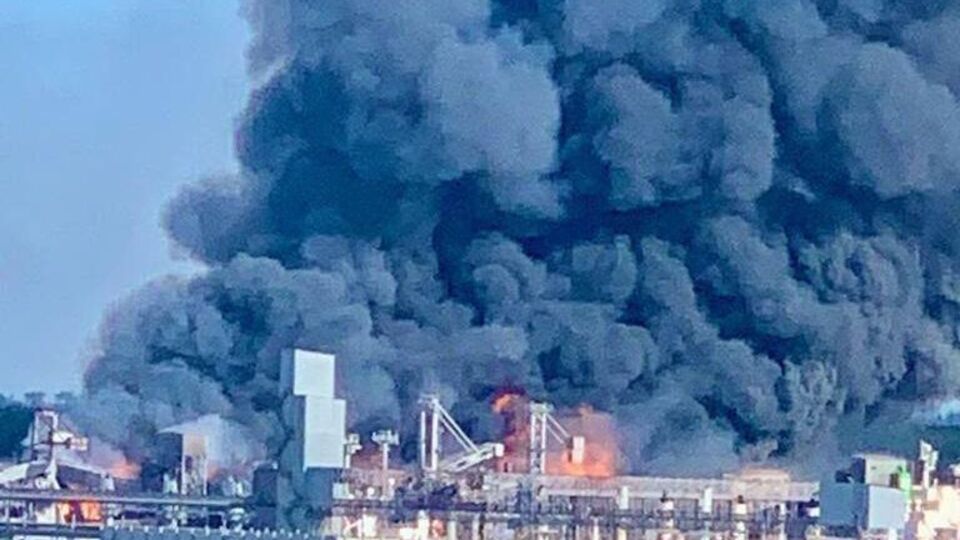 В результате обстрелов в Николаеве 4 июня загорелся крупный зерновой терминал