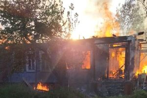 В результате утреннего обстрела в городе Середина-Буда начались пожары