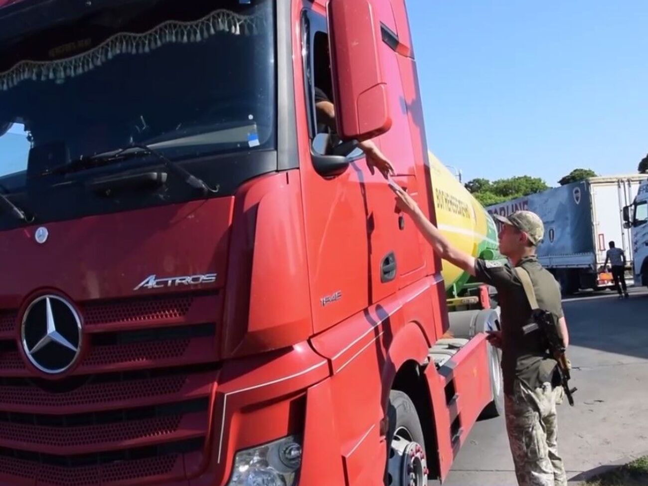Пограничники рассказали, что проверяют и пропускают бензовозы в Украину вне очереди