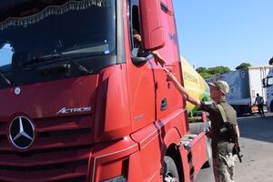 Пограничники рассказали, что проверяют и пропускают бензовозы в Украину вне очереди
