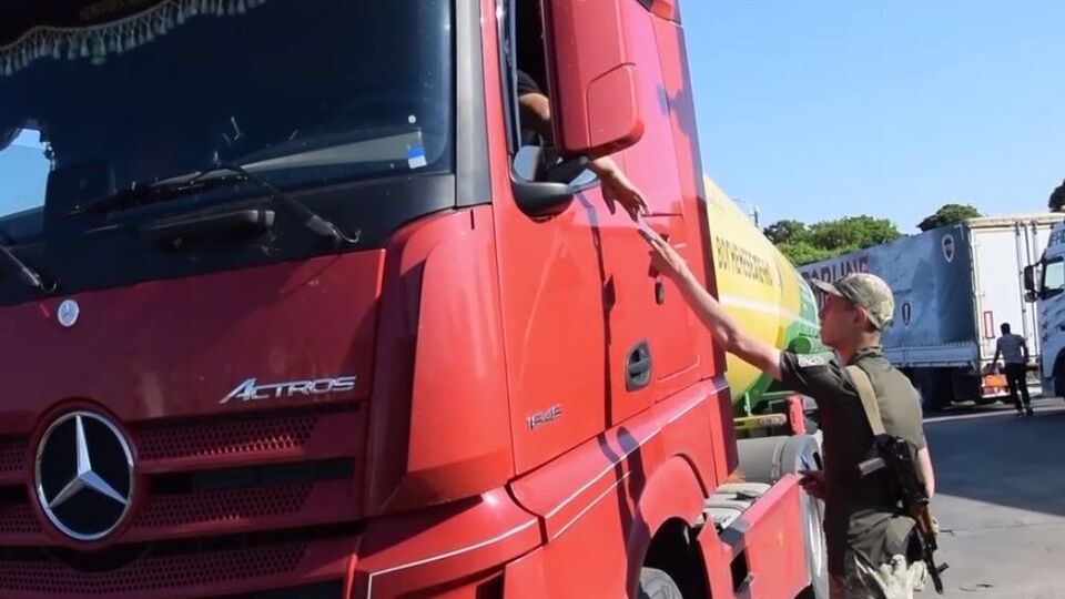 Прикордонники розповіли, що перевіряють і пропускають бензовози в Україну позачергово
