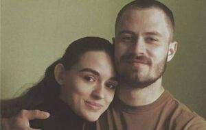 Юлия Федосюк (на фото она с мужем) рассказала, что звонки и сообщения с российских номеров поступают около месяца