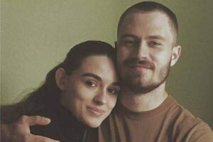 Юлія Федосюк (на фото вона з чоловіком) розповіла, що дзвінки та повідомлення з російських номерів надходять приблизно місяць