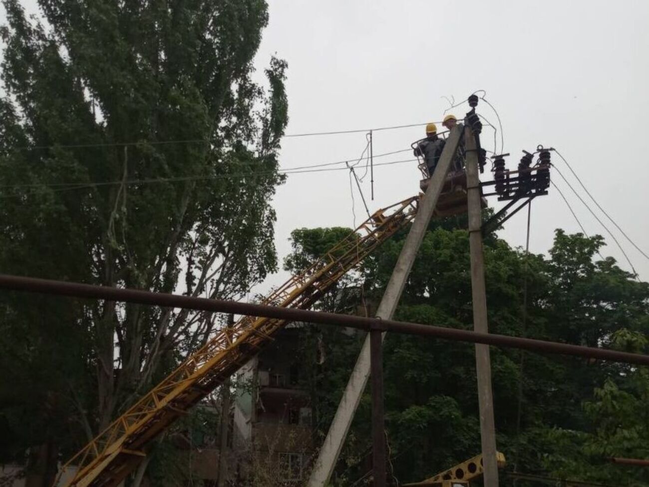 Несмотря на сложную ситуацию, специалисты не отказываются работать возле зоны активных боевых действий