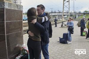 Арестович: Ті, хто працює за кордоном, можуть підтримувати свої сім'ї