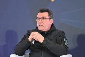 Данілов: Що відбувається на фронтах – нам важко, нам складно, але допомога йде кожного дня