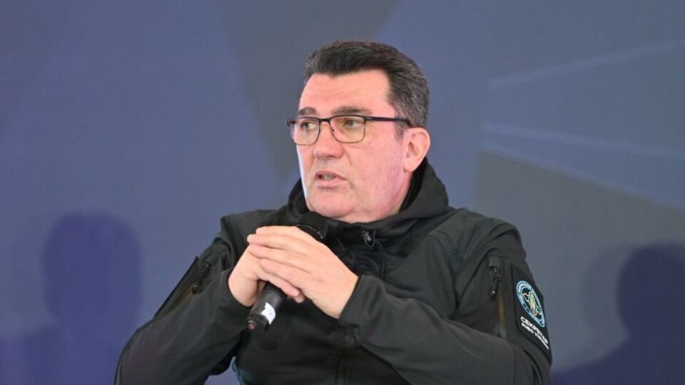 Данілов: Що відбувається на фронтах – нам важко, нам складно, але допомога йде кожного дня