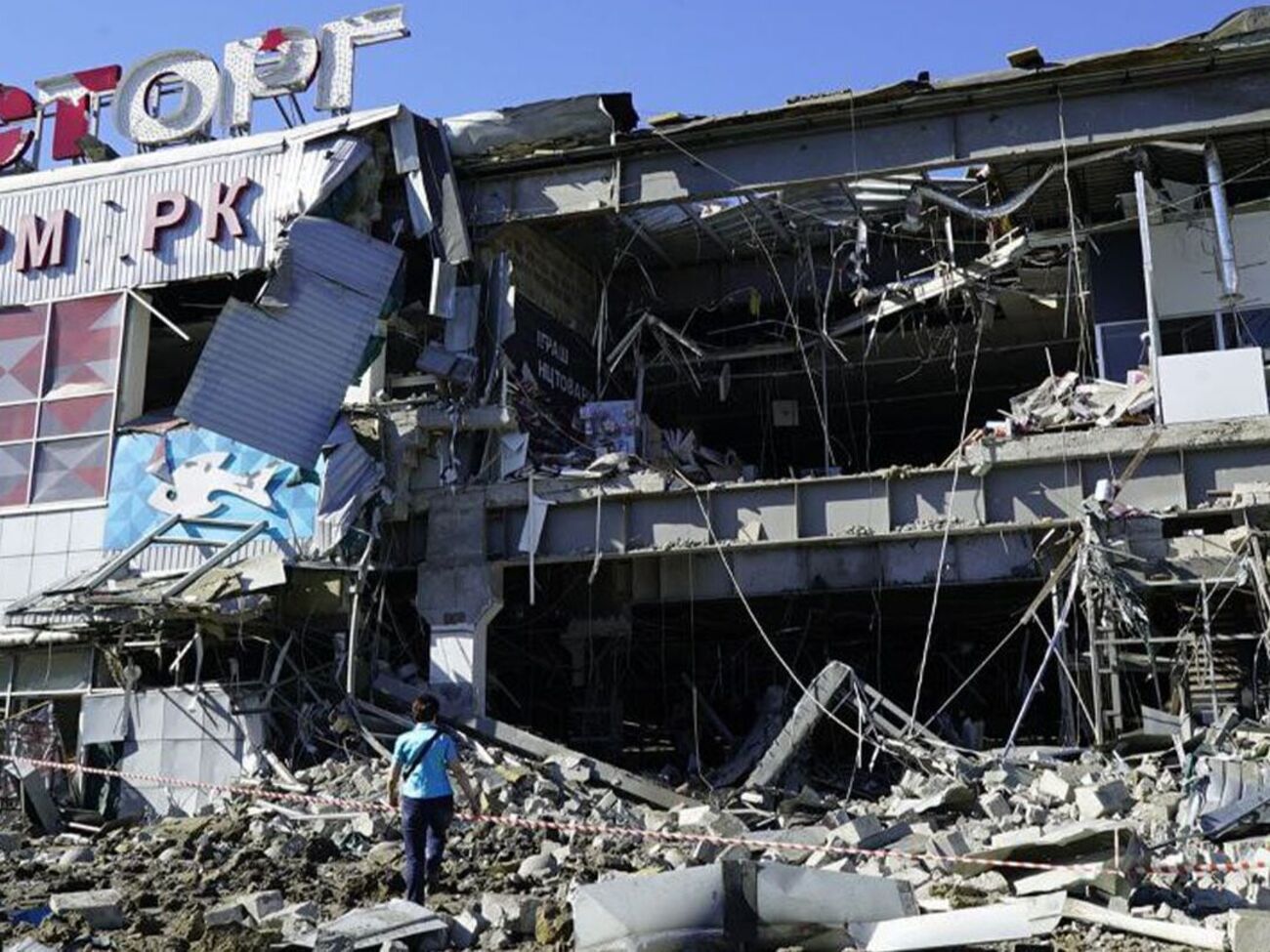 В результате обстрела вчера в Харькове был поврежден супермаркет