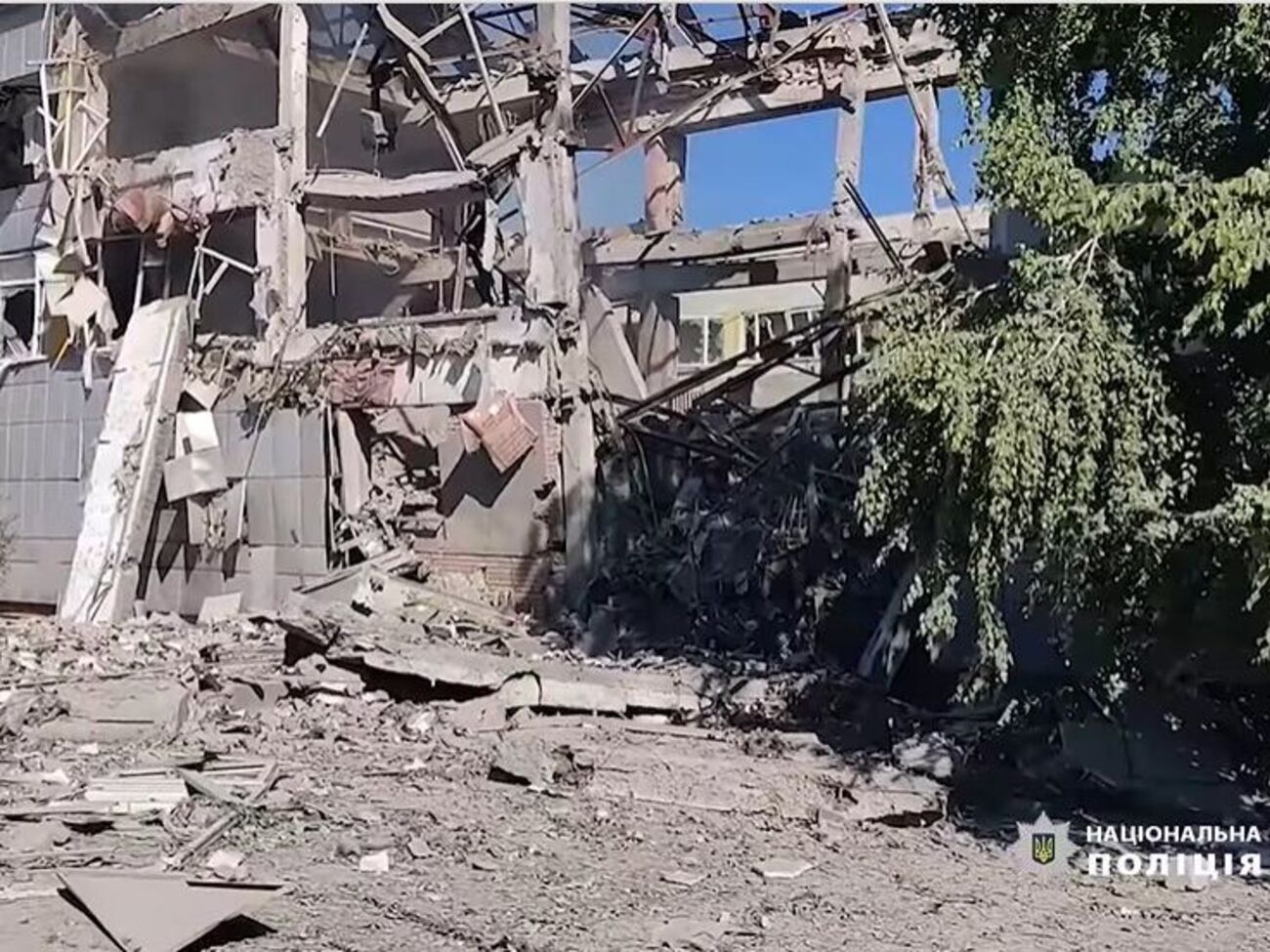 У зруйнованому будинку були люди, завали розбирають рятувальники