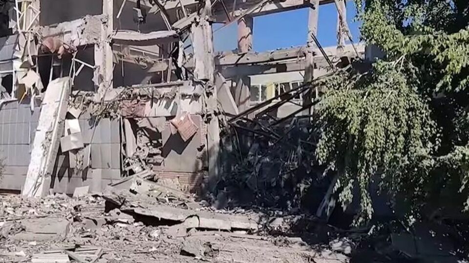 У зруйнованому будинку були люди, завали розбирають рятувальники