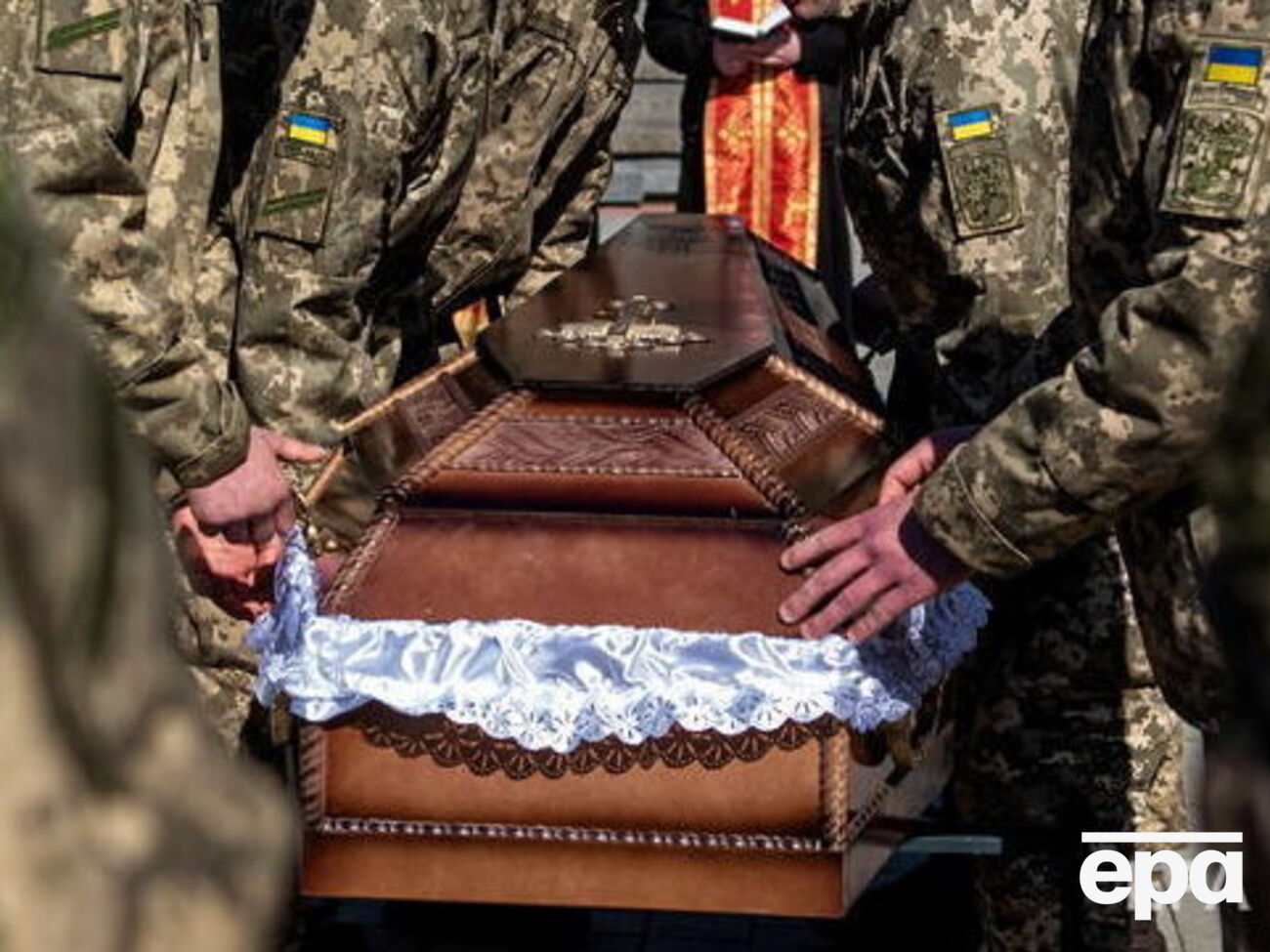 На подконтрольную Украине территорию постепенно возвращают тела погибших военных