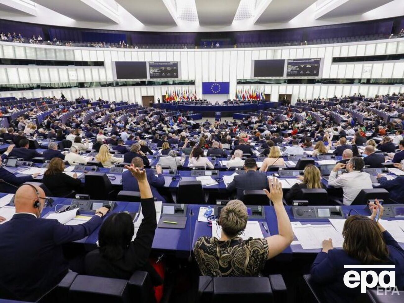 Європарламент закликав надати Україні статус кандидата на вступ до ЄС та продовжити допомагати їй зброєю