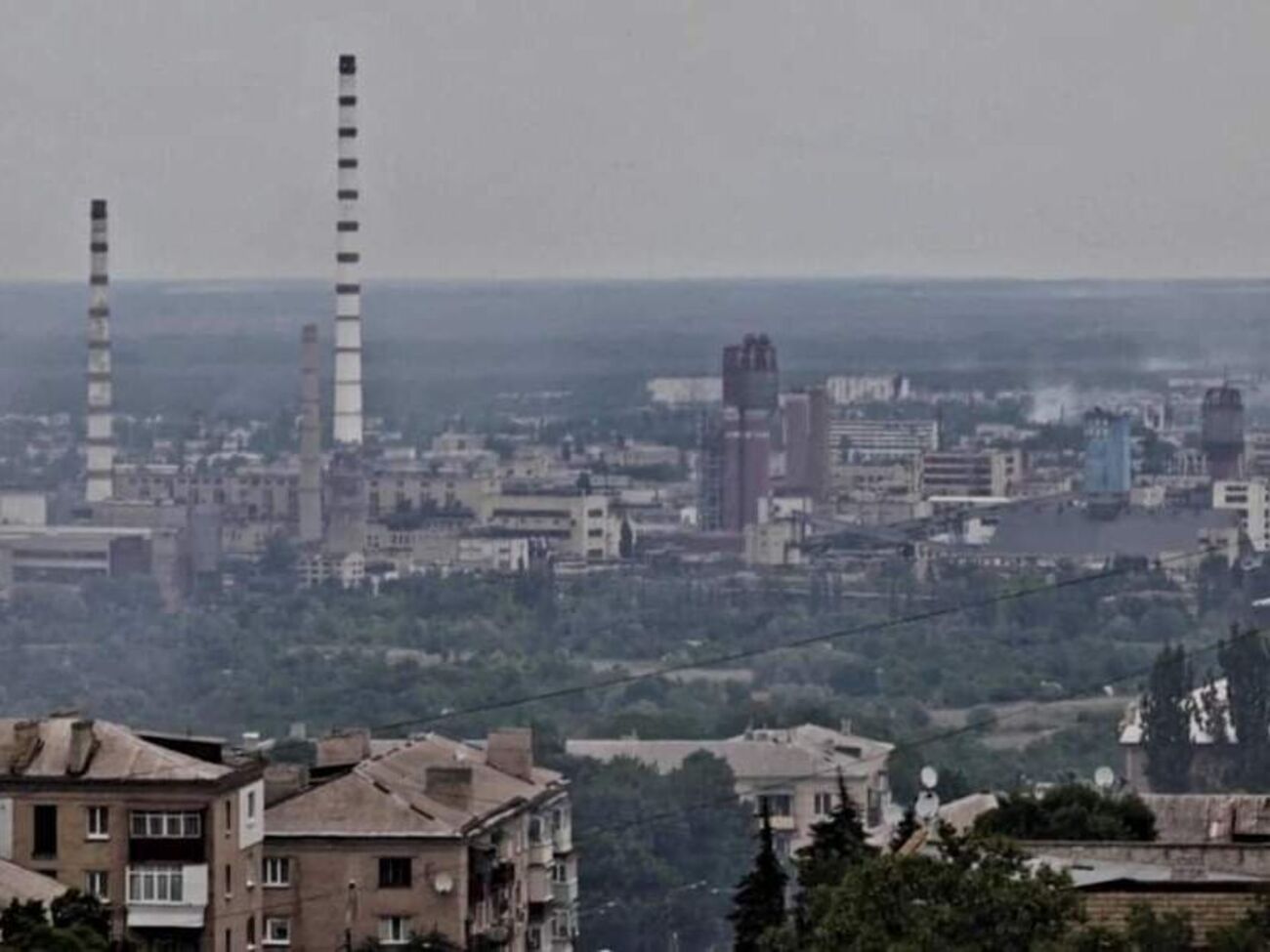 Оккупанты обстреливают мирные кварталы и объекты промышленности Луганской области