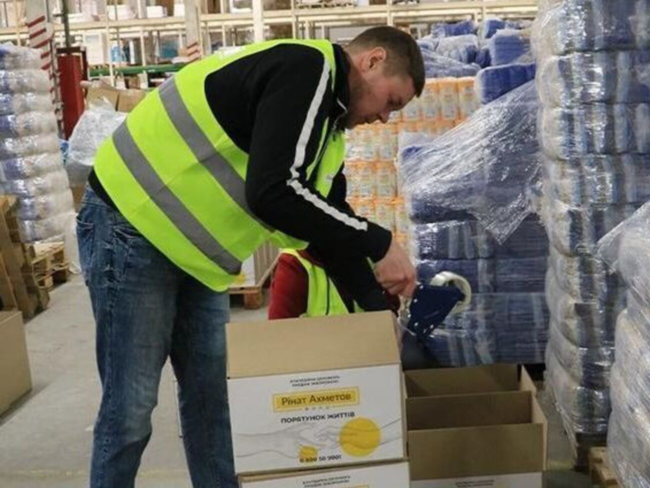 Фонд уже направил в Киев более 56 тысяч наборов с продуктами длительного хранения