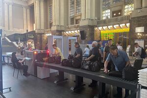 На головному вокзалі столиці тепер перевіряють пасажирів за допомогою металошукачів