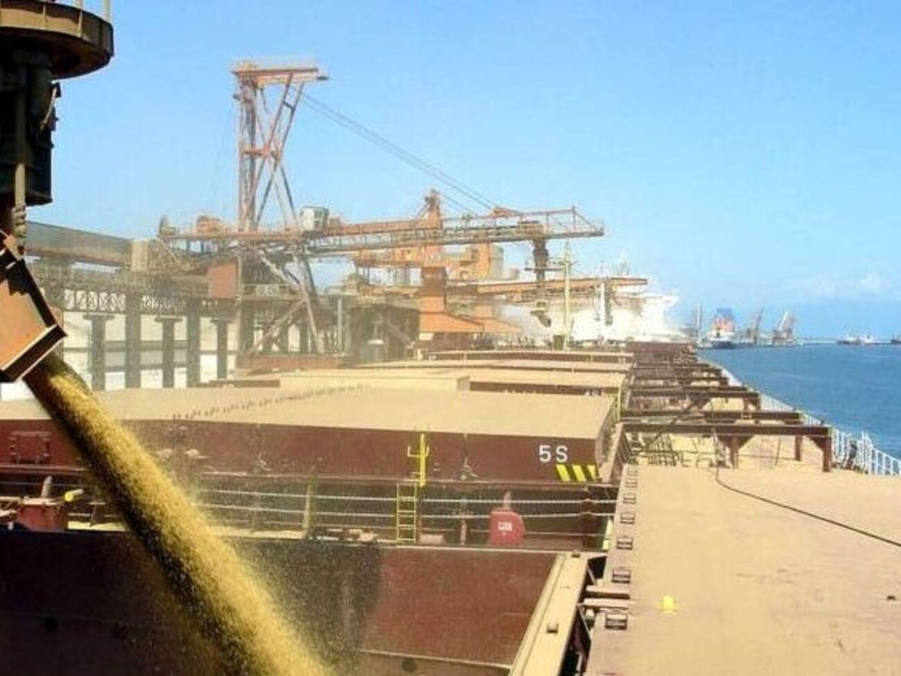 Російські окупанти вивозять з України металопродукцію та зерно