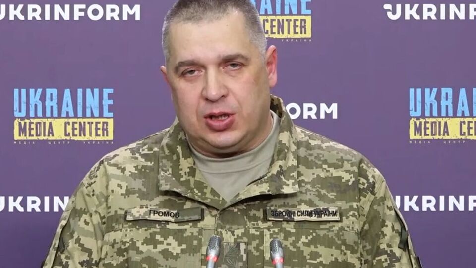 За словами Громова, вночі з Білорусі вилетіло два літаки Су-34 і один літак Су-30, вони атакували Україну
