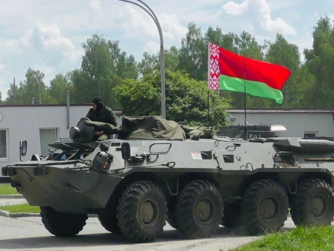 Создать "народное ополчение" в Беларуси, чтобы увеличить количество защитников, поручил Лукашенко