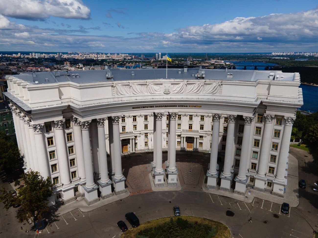 Усі військовослужбовці ЗСУ, які потрапляють у полон ворога, мають права військовополонених, зазначили у МЗС України