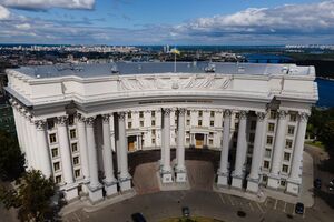 Усі військовослужбовці ЗСУ, які потрапляють у полон ворога, мають права військовополонених, зазначили у МЗС України