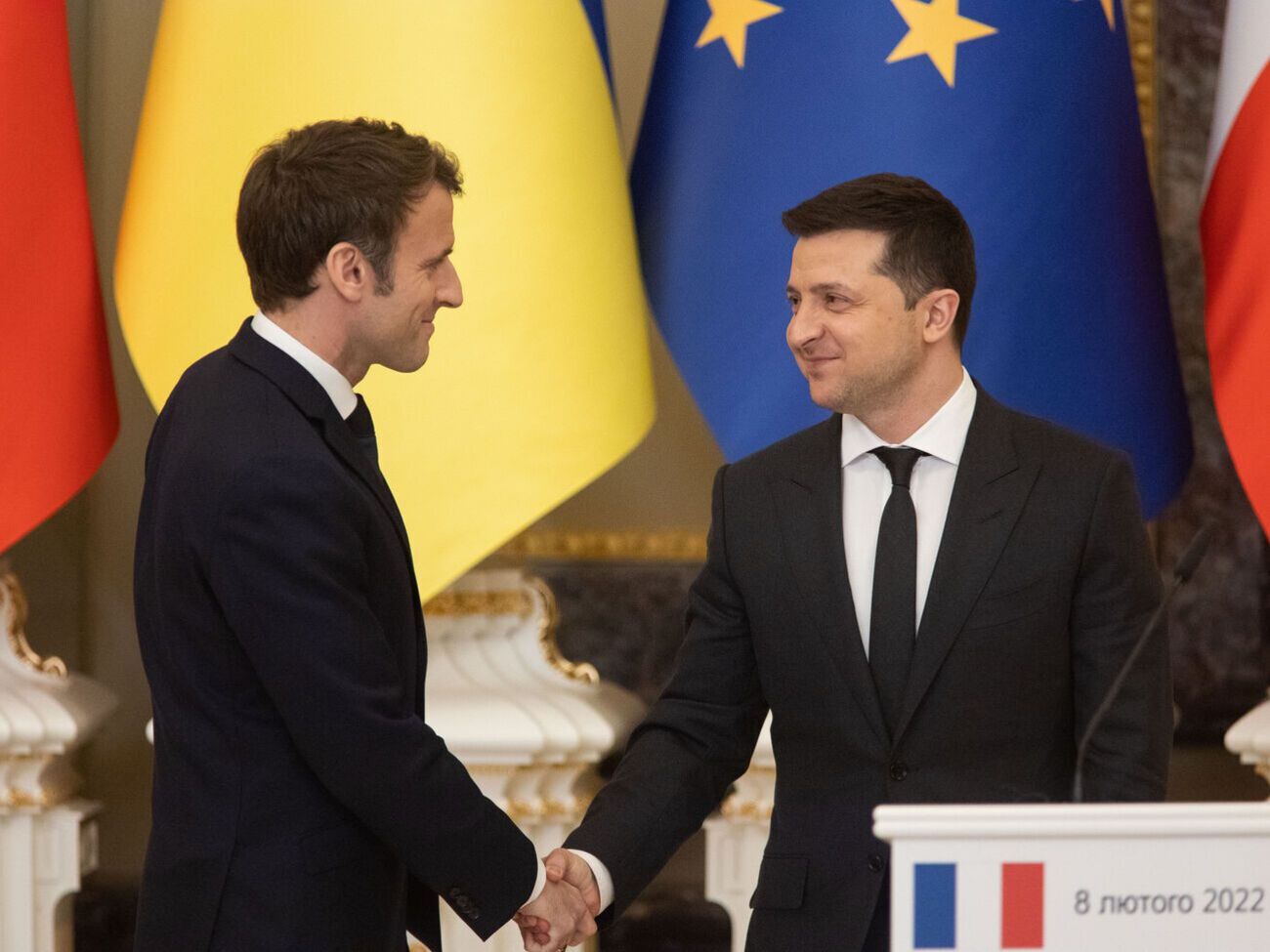 Зеленский (справа) обсудил с Макроном дальнейшую оборонную поддержку Украины и работу над гарантиями безопасности