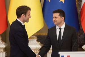 Зеленский (справа) обсудил с Макроном дальнейшую оборонную поддержку Украины и работу над гарантиями безопасности